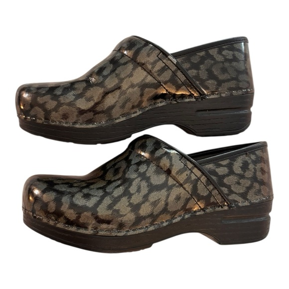 Dansko Pro XP 2.0 clog in a leopard print size 37 women’s - Picture 3 of 6